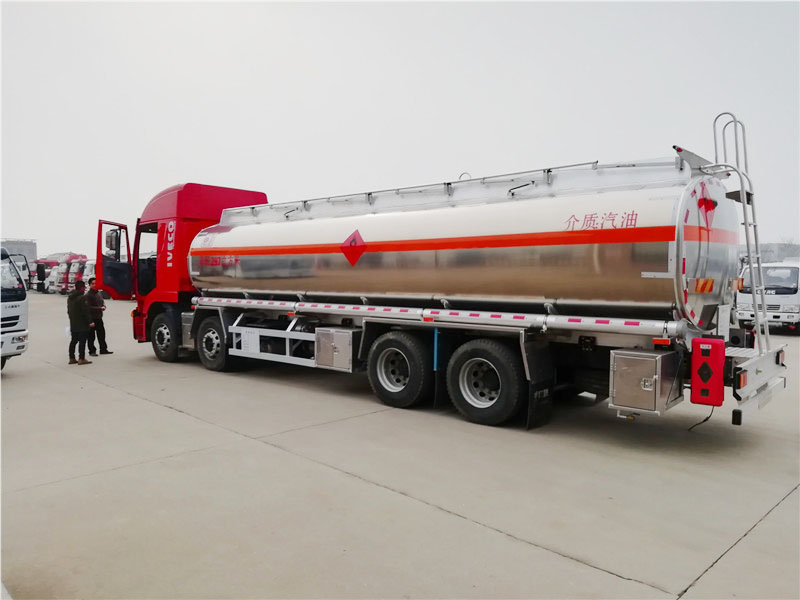 上汽紅巖29.7方前四后八鋁合金運(yùn)油車，20噸運(yùn)油車