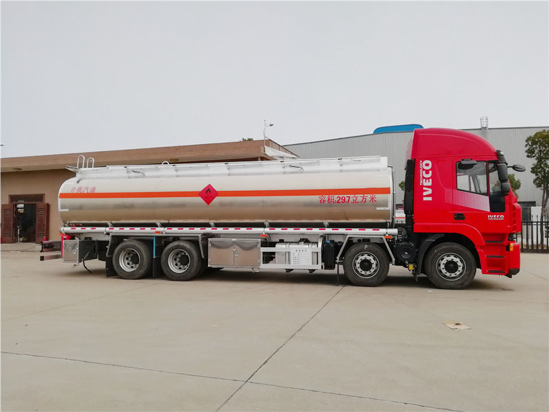 上汽紅巖29.7方前四后八鋁合金運(yùn)油車，20噸運(yùn)油車