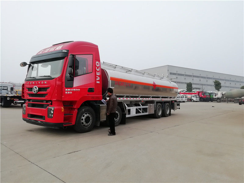 上汽紅巖29.7方前四后八鋁合金運(yùn)油車，20噸運(yùn)油車