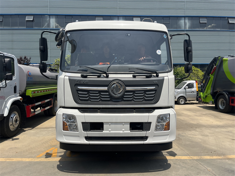 18方東風(fēng)天錦壓縮式垃圾車(chē)