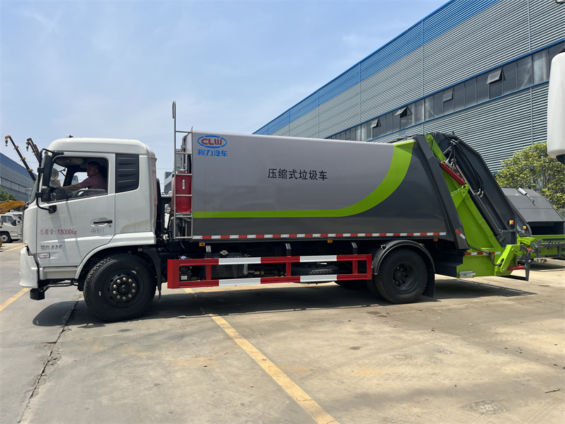 18方東風(fēng)天錦壓縮式垃圾車(chē)